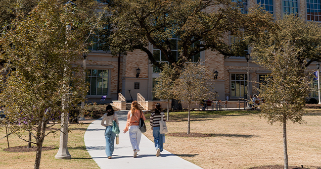Students walking to class at TCU Neeley School of Business