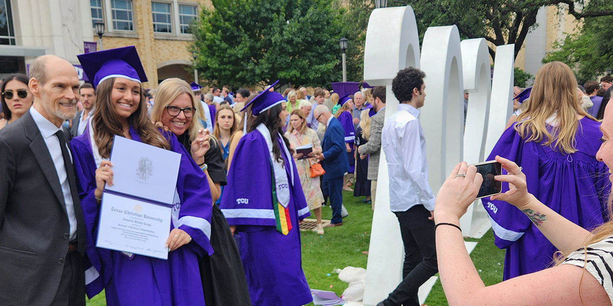 Grads pictures on the lawn